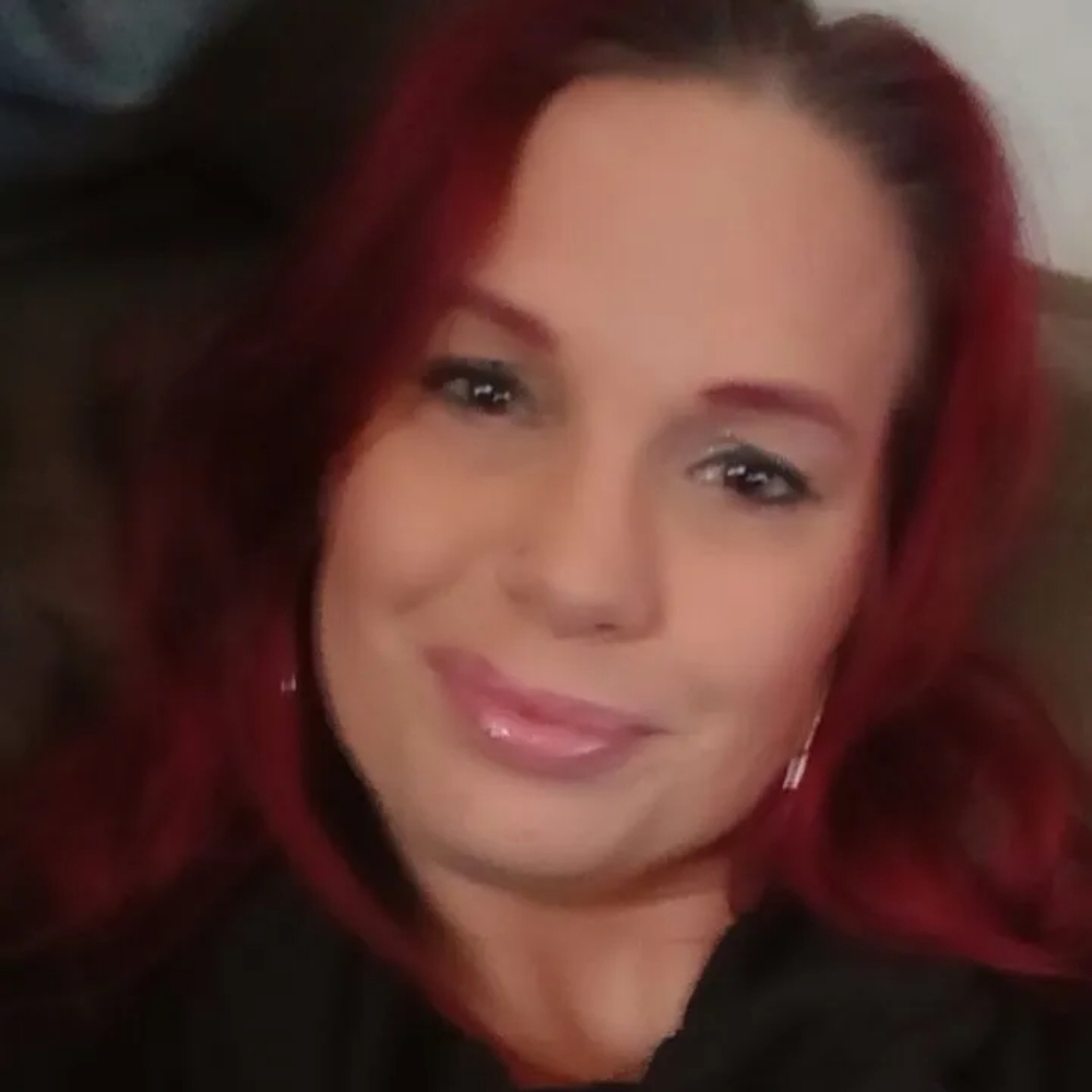 Meet your Posher, Deanna Marie and Bee🐝